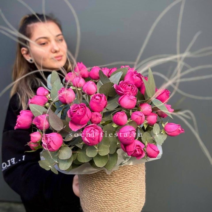 Пионовидные розы Мисти Бабблс в джутовом кашпо в Новосибирске