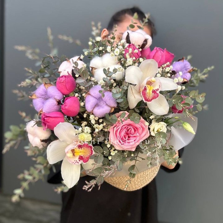 Орхидея и розы в джутовом кашпо в Новосибирске