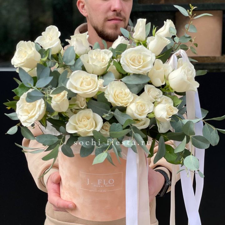 41 белая роз в бархатном боксе в Новосибирске