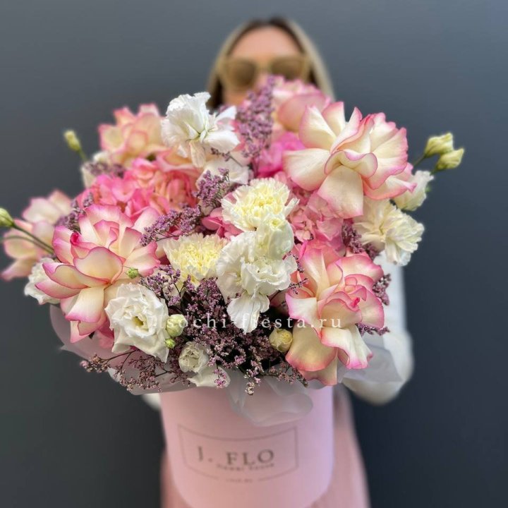 Цветочная композиция "Глория" в боксе в Новосибирске