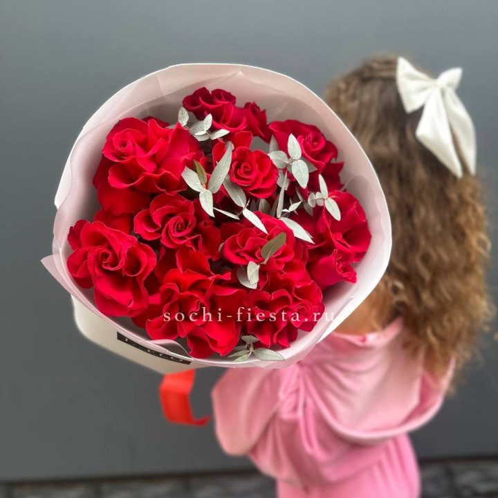 11 Красных французских роз с доставкой в Новосибирске