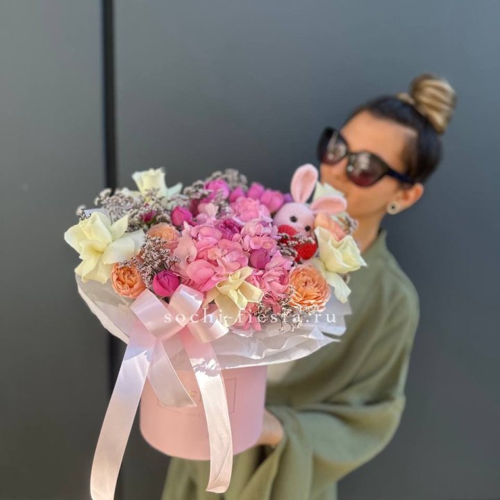 Дизайнерский цилиндр с игрушкой "Лола" в Новосибирске