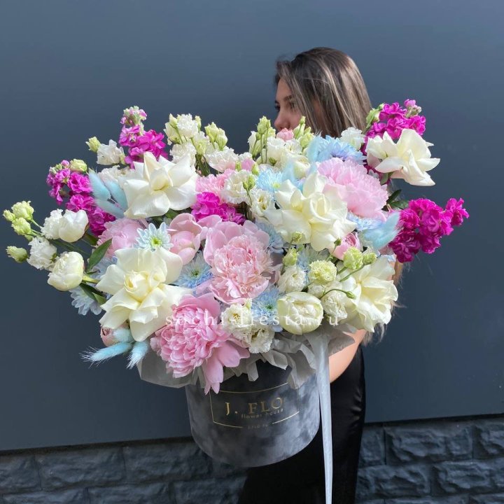 Дизайнерский цилиндр "Пионы гарден" в Новосибирске