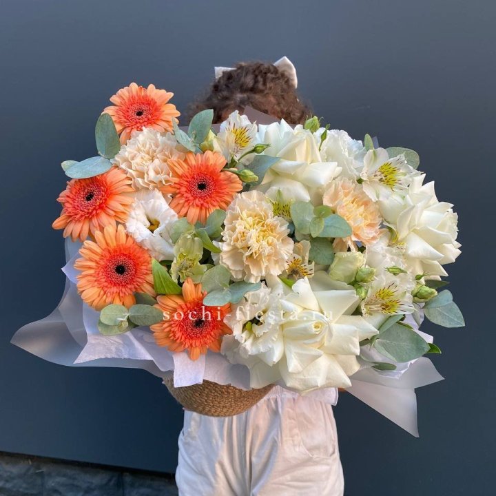 Розы и герберы в джутовом кашпо "Георгино" в Новосибирске