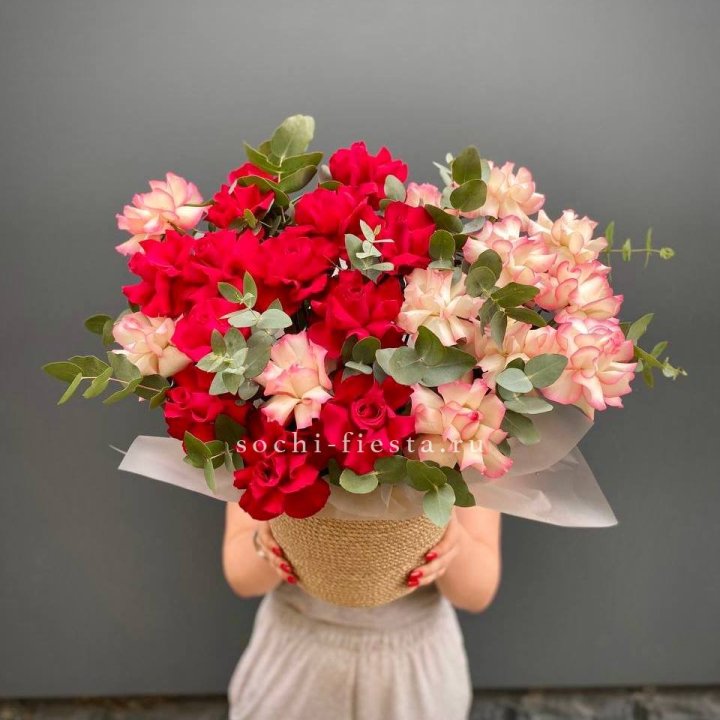 25 Французских роз в джутовом кашпо  в Новосибирске