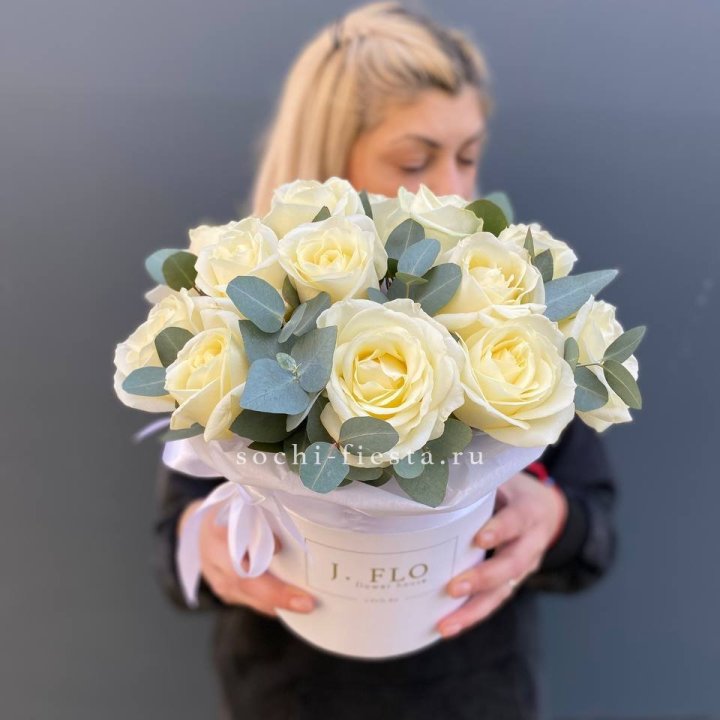 15 белых роз в боксе в Новосибирске