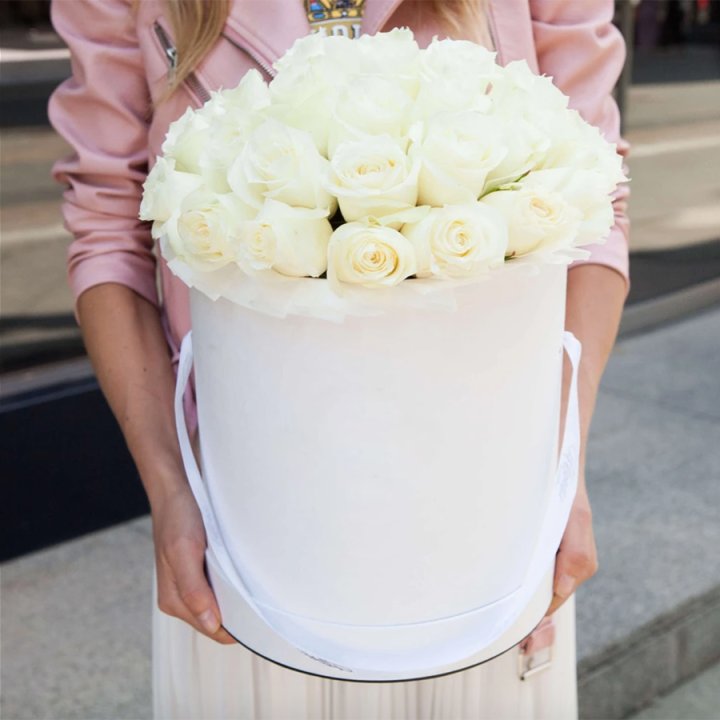 35 белых роз в цилиндре в Новосибирске