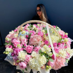 Заказать КОРЗИНЫ С ЦВЕТАМИ в Новосибирске с доставкой и по самым низким ценам