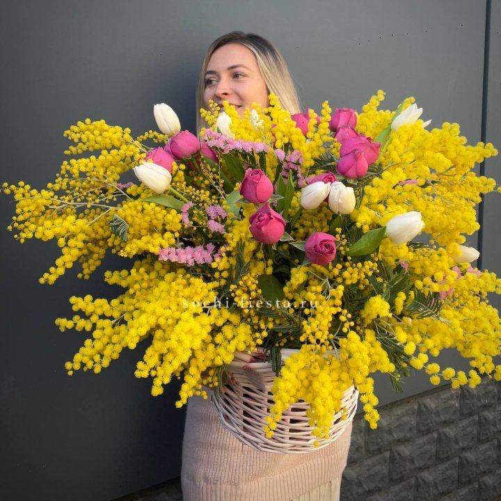 Цветочная корзина с мимозой "Спринг" в Новосибирске