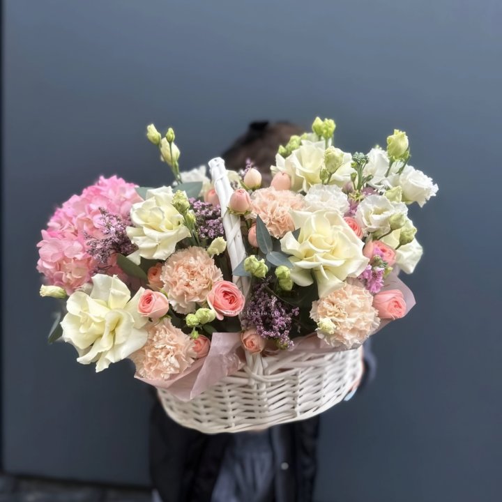 Цветочная корзина "Софтнес" в Новосибирске