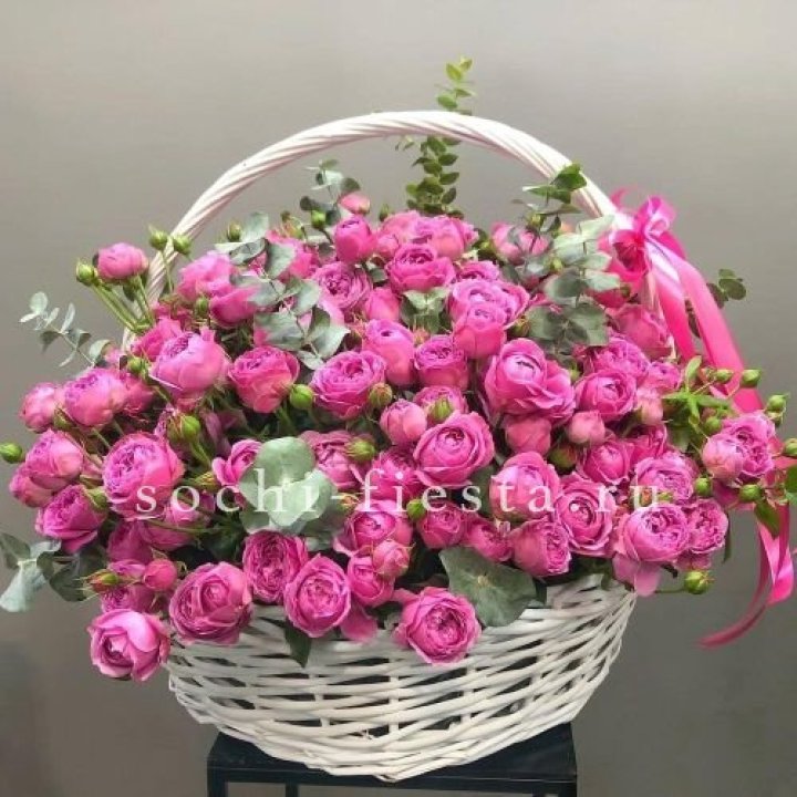 65 пионовидных кустовых роз в корзине в Новосибирске