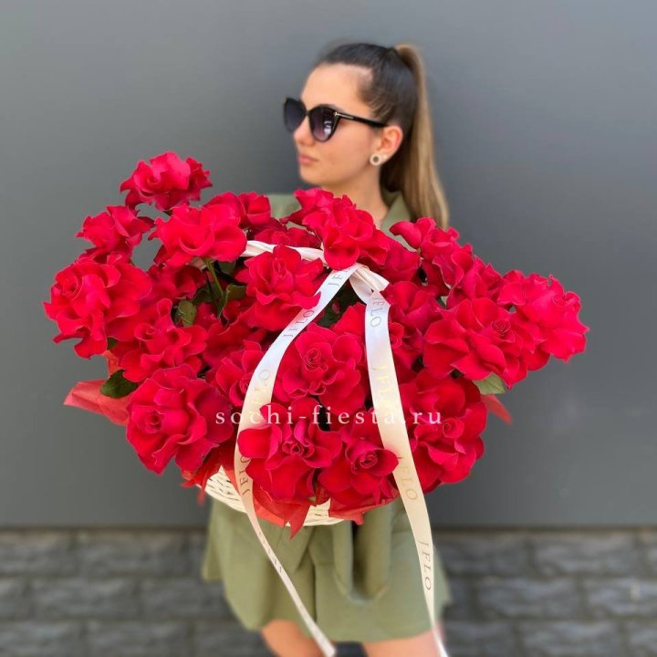 Красные французские розы в корзине в Новосибирске