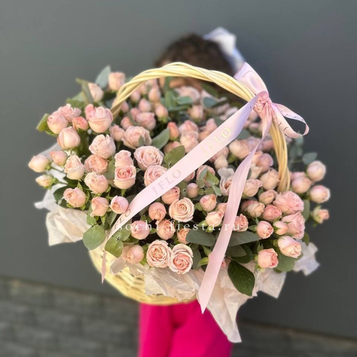 Корзина кустовых пионовидных роз в Новосибирске