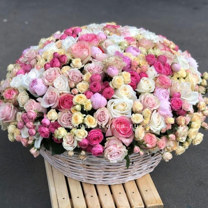 Цветочная корзина из пионов и пионовидных роз "Юниверсити" в Новосибирске