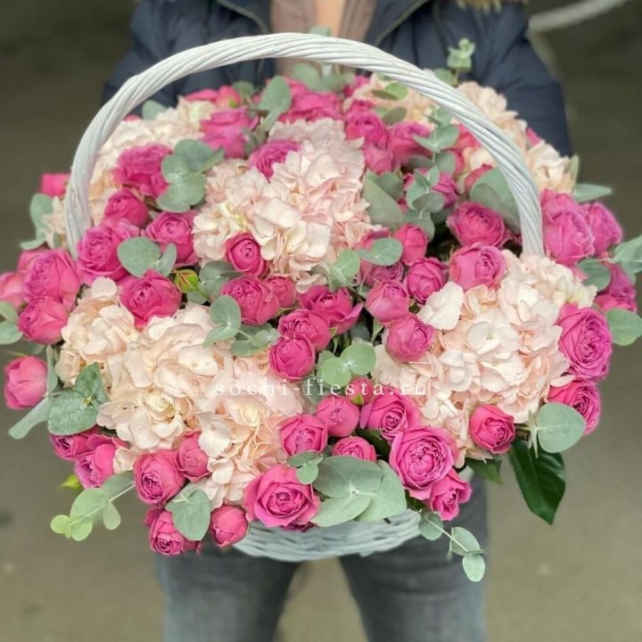 Корзина с гортензией и Мисти Баблс в Новосибирске