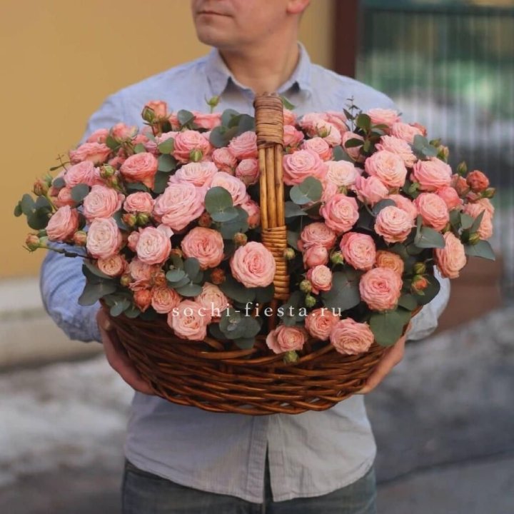 Корзина из 101 пионовидной розы в Новосибирске