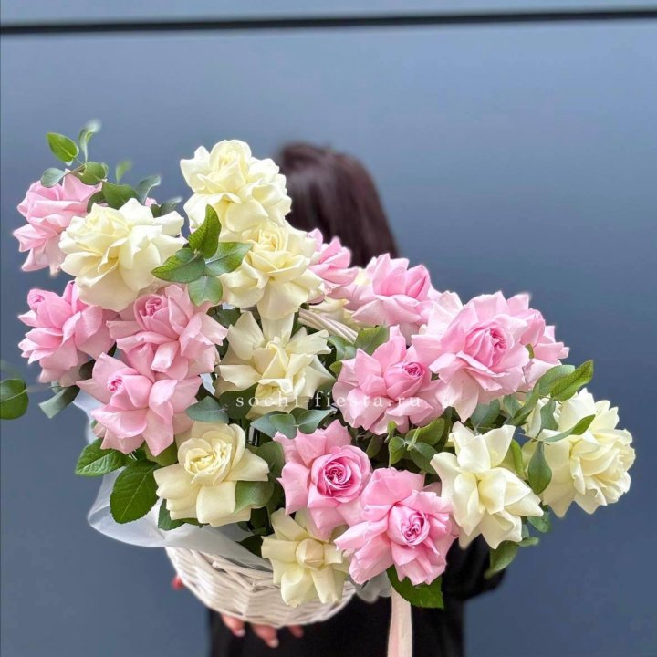 25 Французских роз в корзине в Новосибирске