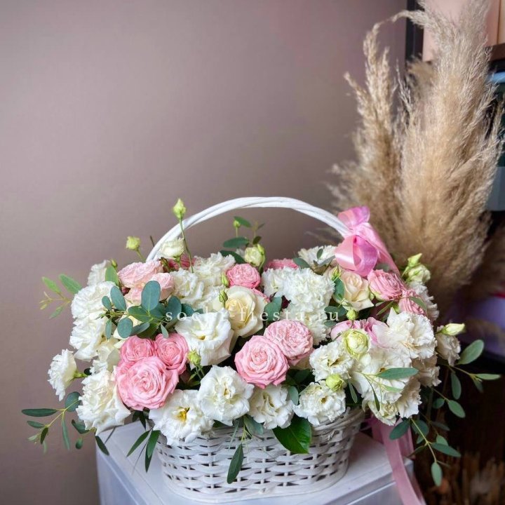Цветочная корзина "Пинки вайт" в Новосибирске