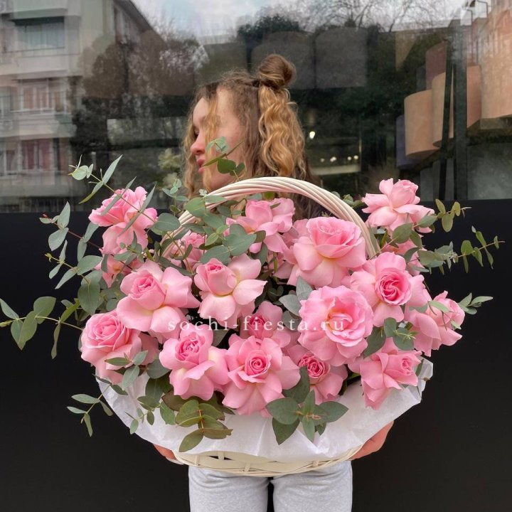 25 роз в цветочной корзине  в Новосибирске