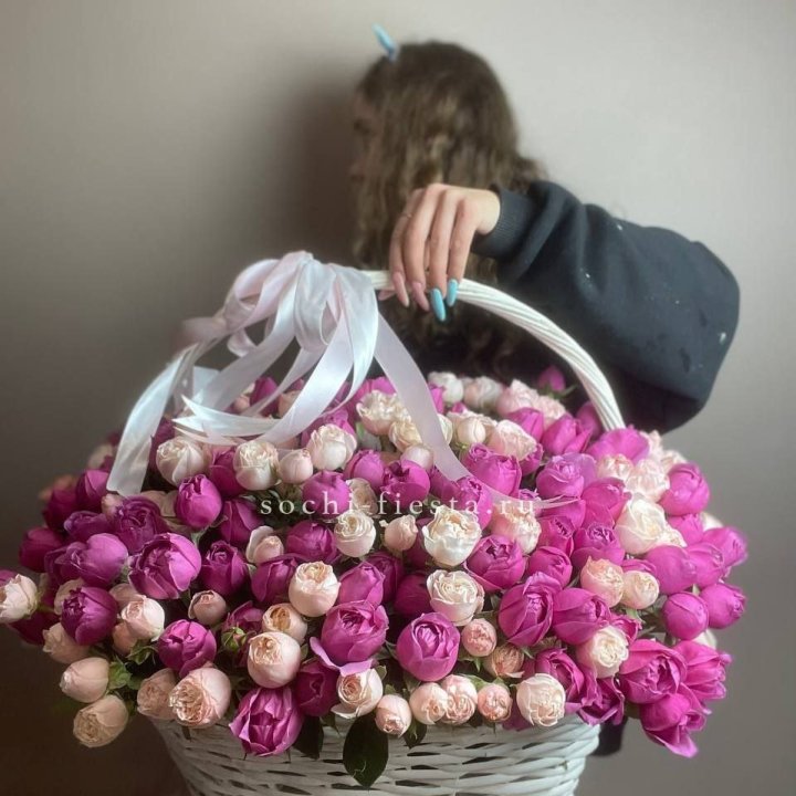 Премиум корзина пионовидных кустовых роз в Новосибирске