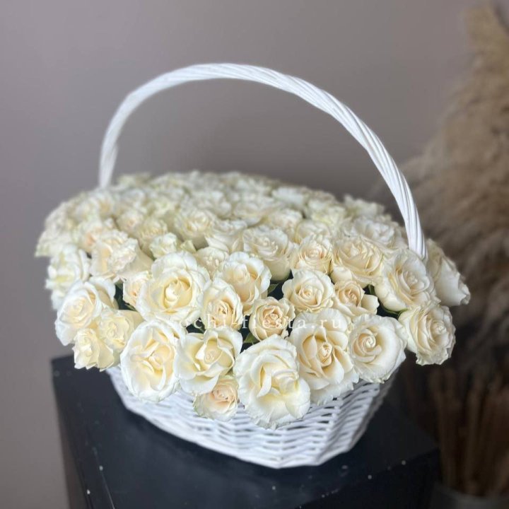 101 белая роза в корзине в Новосибирске