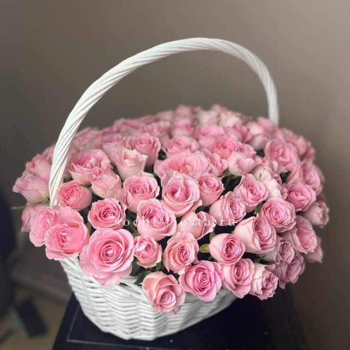 101 розовая роза в корзине в Новосибирске