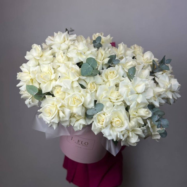 37 белых роз в боксе в Новосибирске