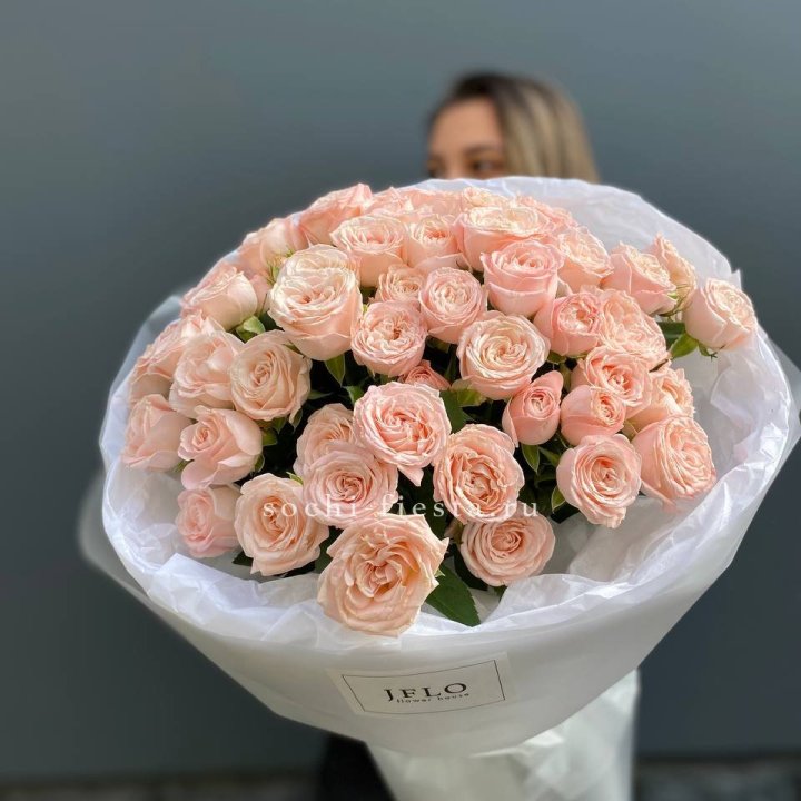 Букет кустовых роз Бомбастик с доставкой в Новосибирске