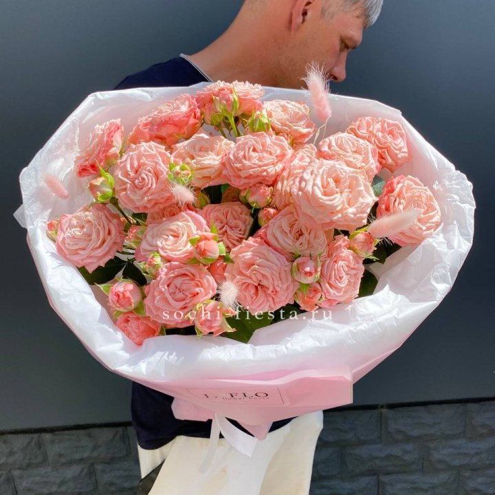 Пионовидные розы Мадам Бомбастик в Новосибирске