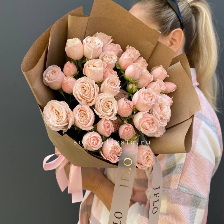 Кустовые розы Бомбастик в крафте в Новосибирске