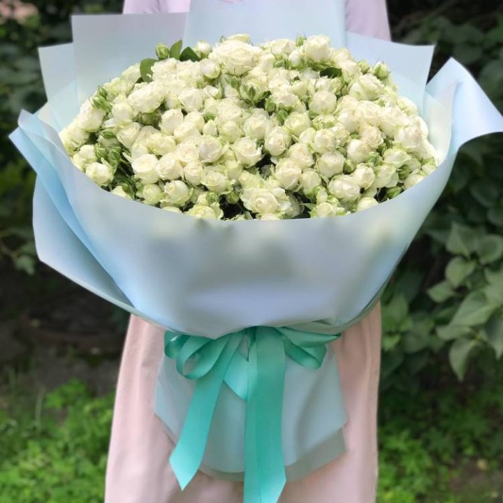 51 белая кустовая роза в Новосибирске