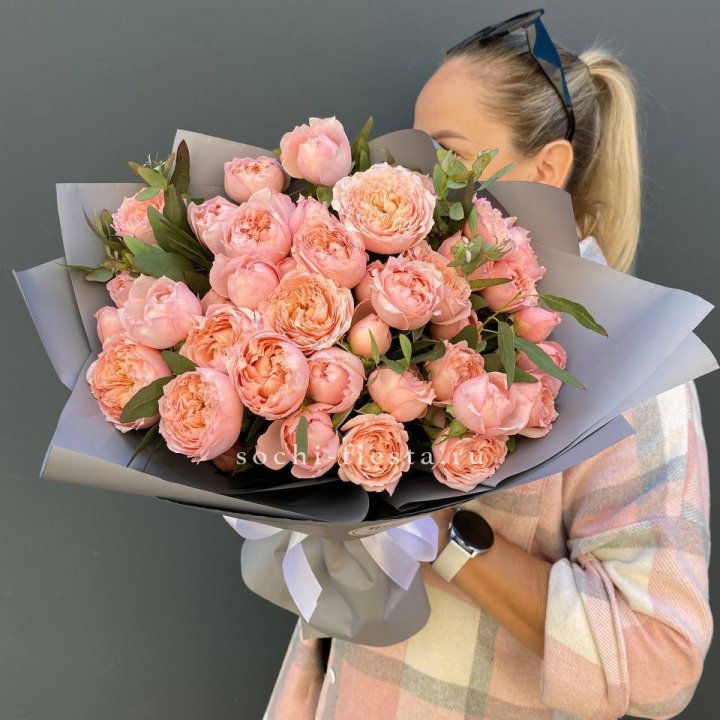 Букет с пионовидными розами "Пивайн" в Новосибирске