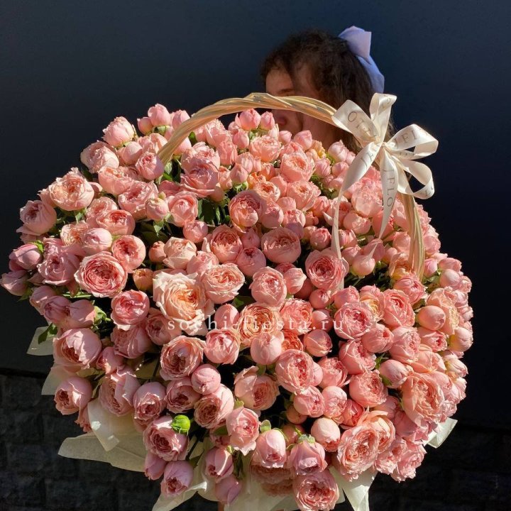 Корзина из пионовидных роз в Новосибирске