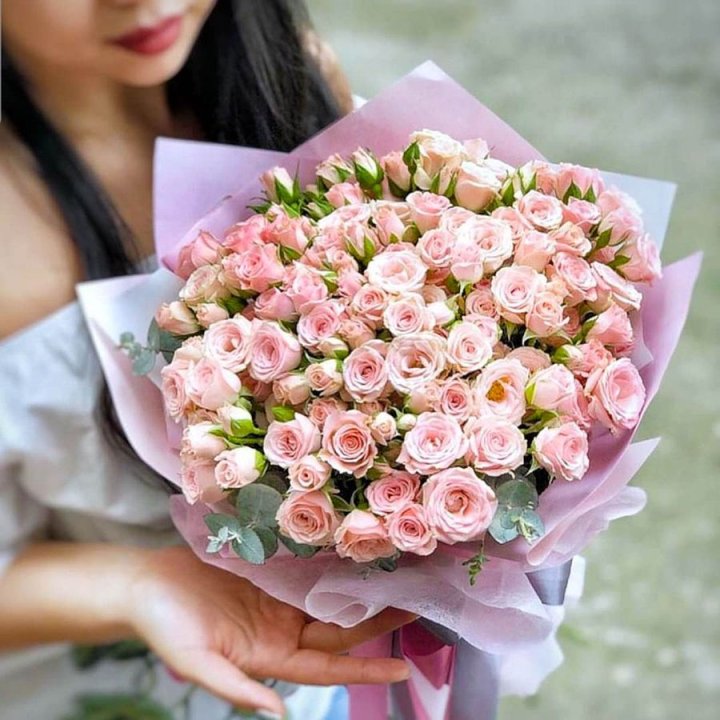 Кустовые розы с эвкалиптом в Новосибирске