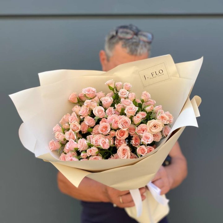 Кустовые розы леди в Новосибирске