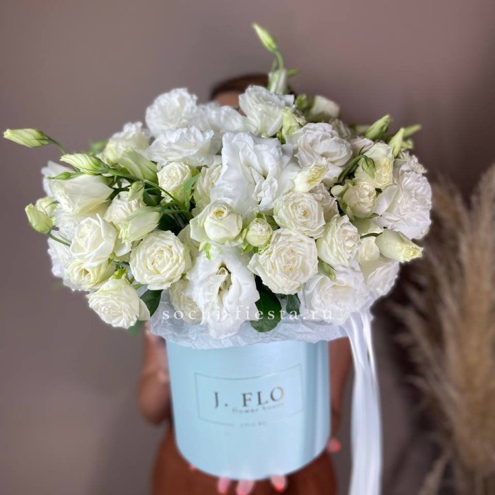 Бокс кустовых роз и эустомы  в Новосибирске