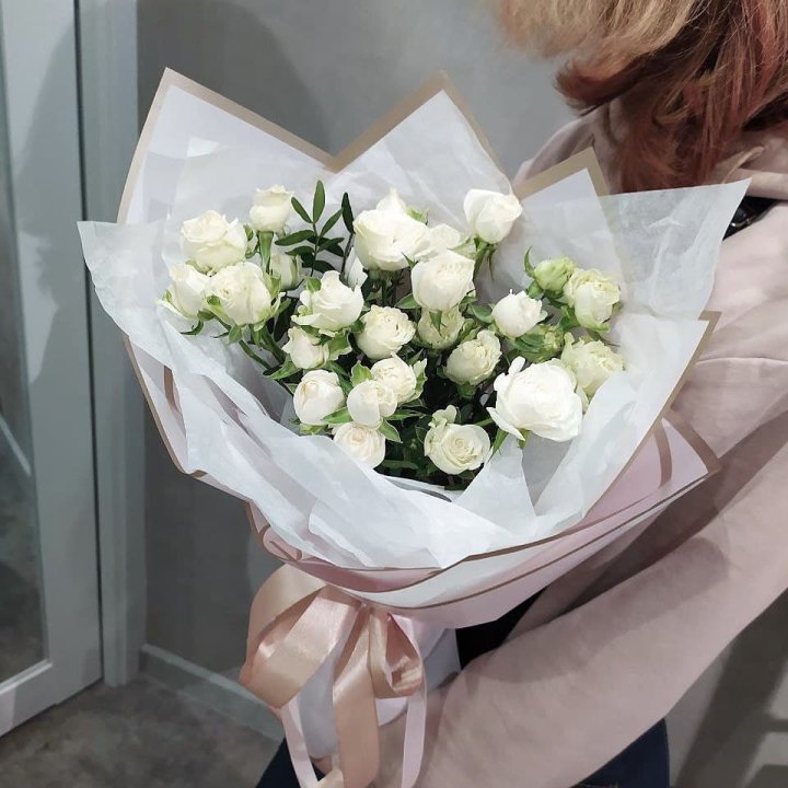 Белоснежные кустовые розы в Новосибирске