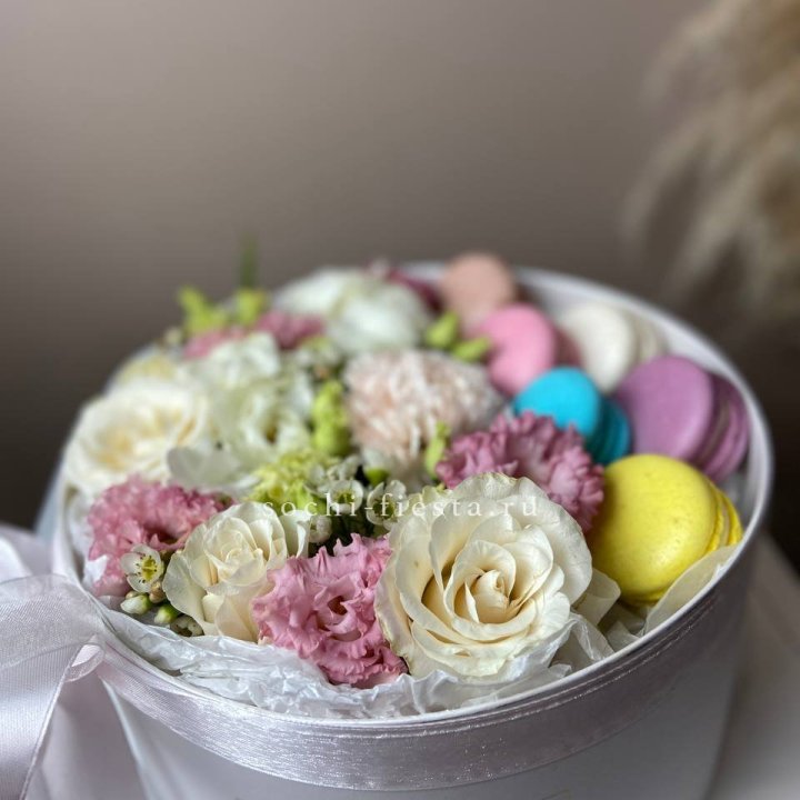Цветы в цилиндре с макаронс "Прованс" в Новосибирске