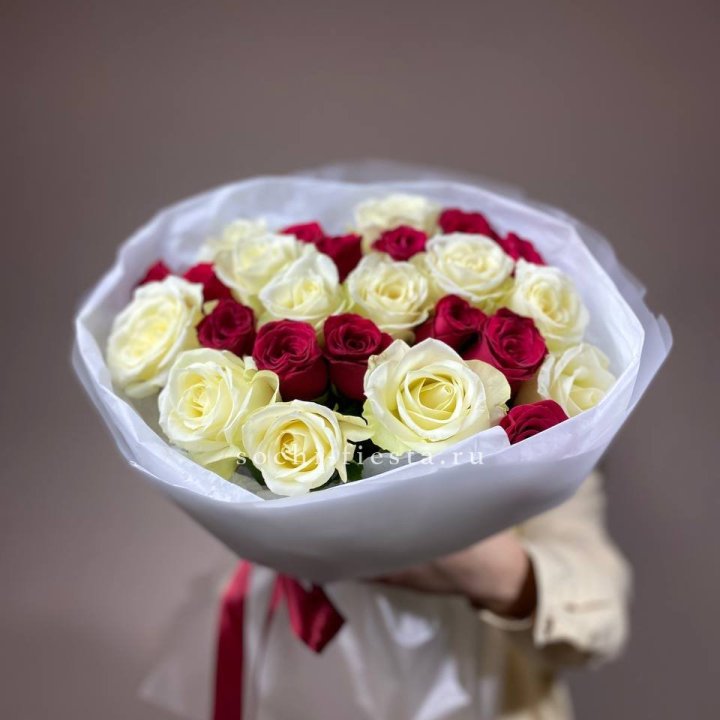 Букет их красных и белых 25 роз в Новосибирске