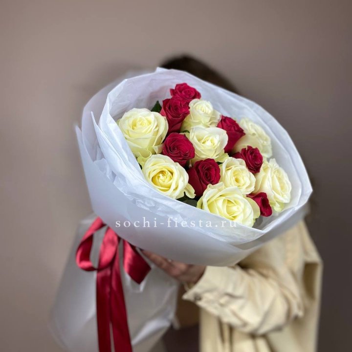 Букет из красных белых 15 роз в Новосибирске