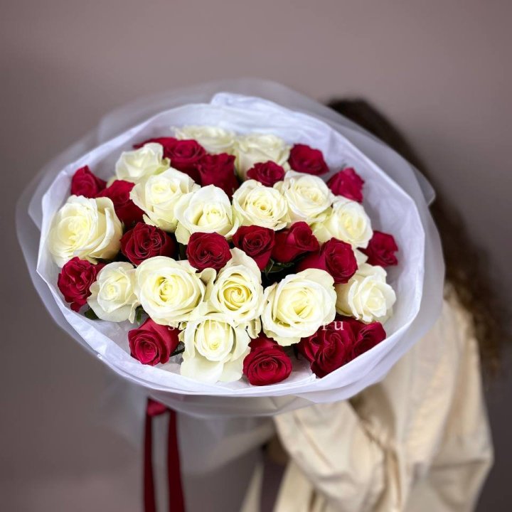 Букет из красных белых 35 роз в Новосибирске