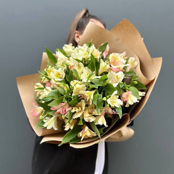 Букет альстромерий в крафте в Новосибирске