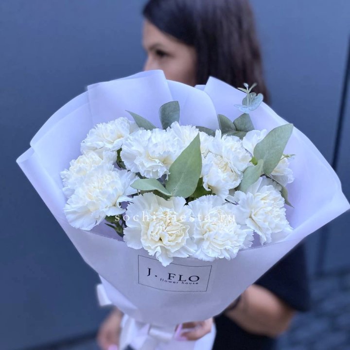 Букет белых диантусов с эвкалиптом в Новосибирске