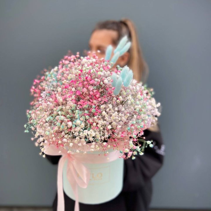 9 Радужных гипсофилы в шляпной коробке в Новосибирске