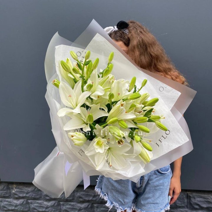 Букет  лилий "Воздушный"  с доставкой в Новосибирске