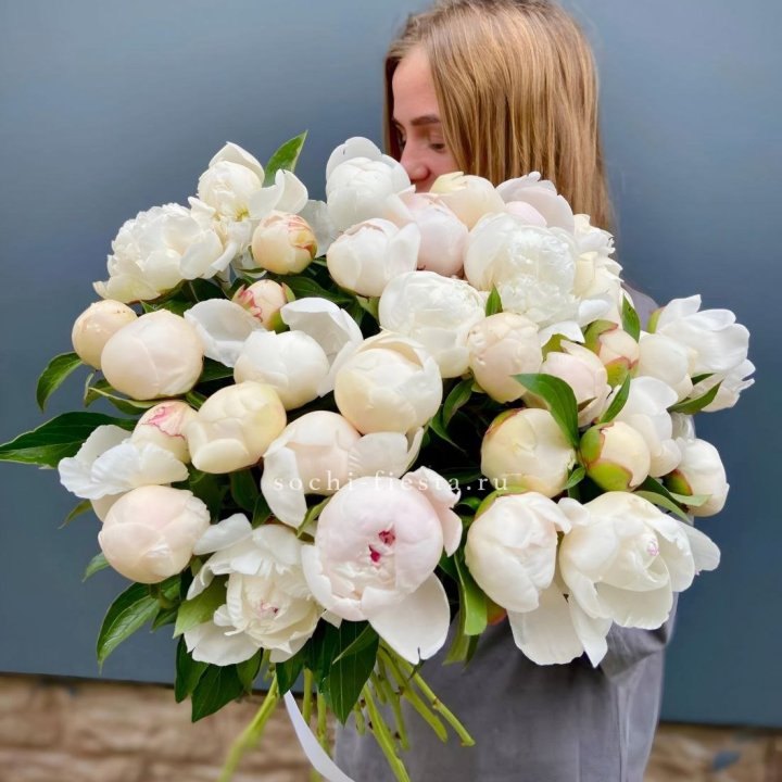 Охапка пионов в Новосибирске