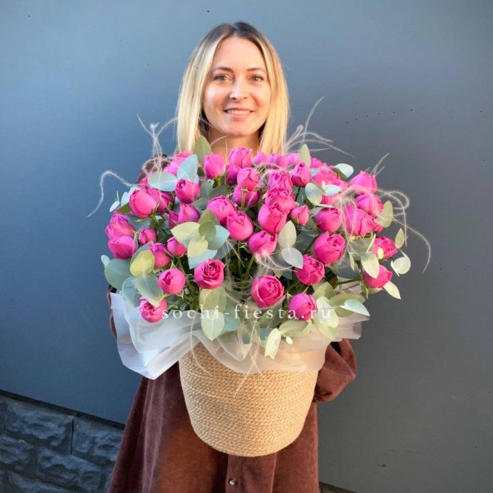 Пионовидные розы  в джутовом кашпо  в Новосибирске