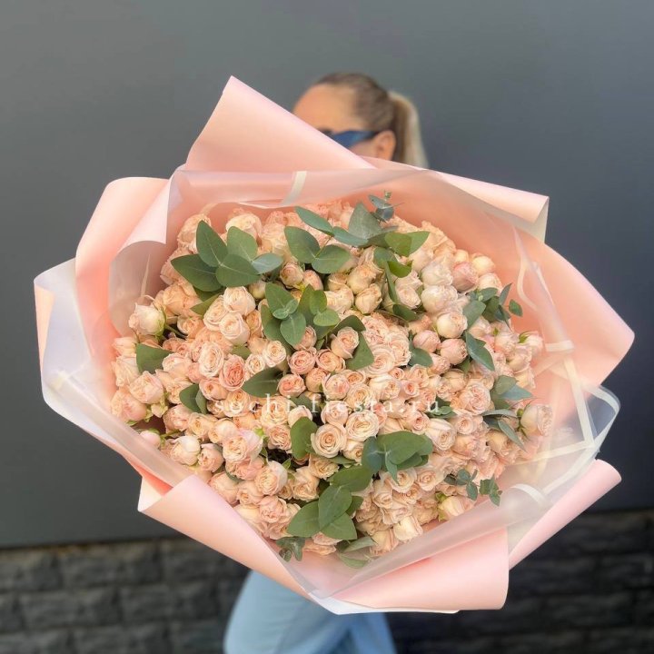 101 кустовая роза с эвкалиптом в Новосибирске