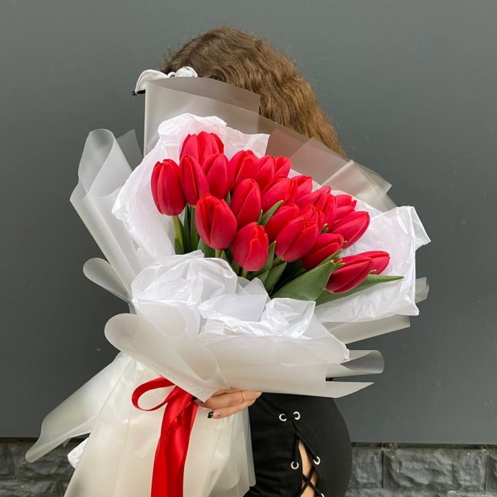  25 красных воздушных тюльпанов в Новосибирске