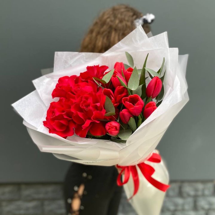 Дуо тюльпаны и розы в Новосибирске